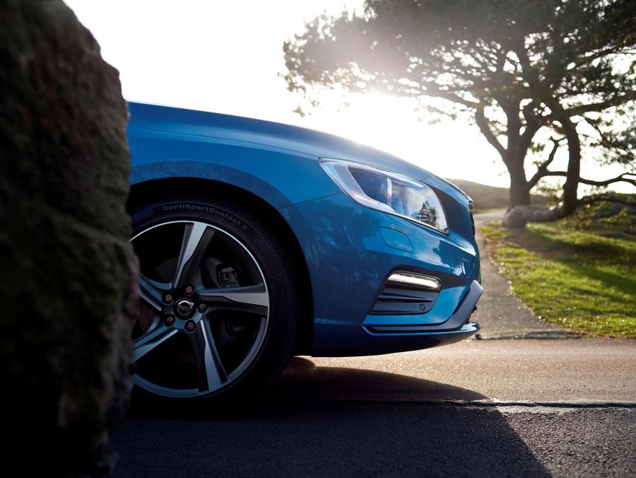  Volvo V60 Plug-In Hybrid R-Design 2014 года  (фото 11 из 15)